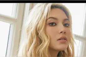 谷爱凌今天从上海飞北京，脚踩15厘米高跟鞋，穿公主裙宛若仙子！图片