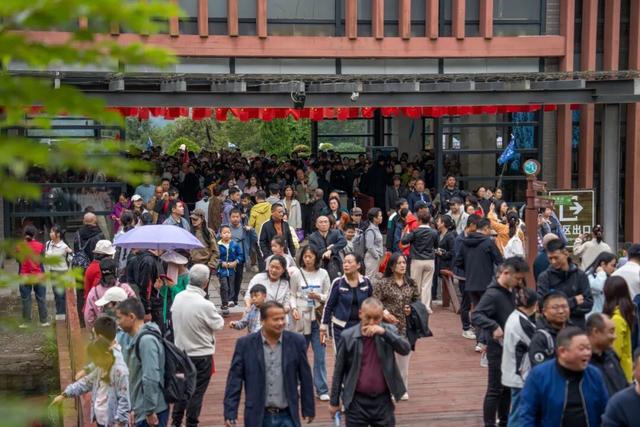 明月山进入秋冬旅游旺季，3000人旅行团畅游山水美景！