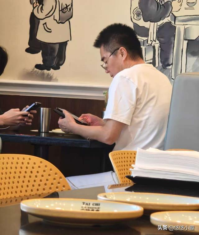 何晴葬礼24小时，许亚军现身美国！照片流出，打扮精致与儿子聚餐