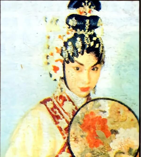 粤剧天后的传奇人生：无儿无女却坐拥亿万豪宅，晚年被徒弟宠上天