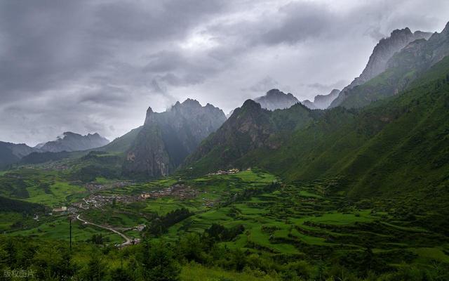 甘肃与四川青海三省交界有座小城，雪山碧水，让张骞都流连忘返