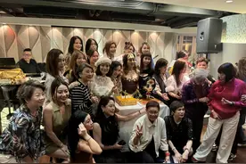 女神叶子楣58岁生日，化身神奇女侠秀丰满上围，身材消瘦显老图片