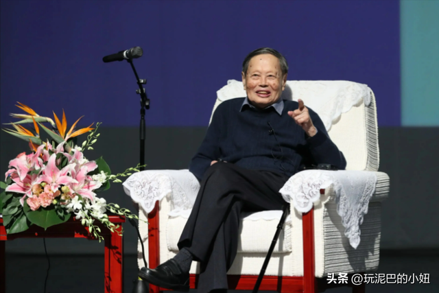 杨振宁追悼会现场！翁帆站首位神情悲伤，64岁老者曝杨老两个贡献