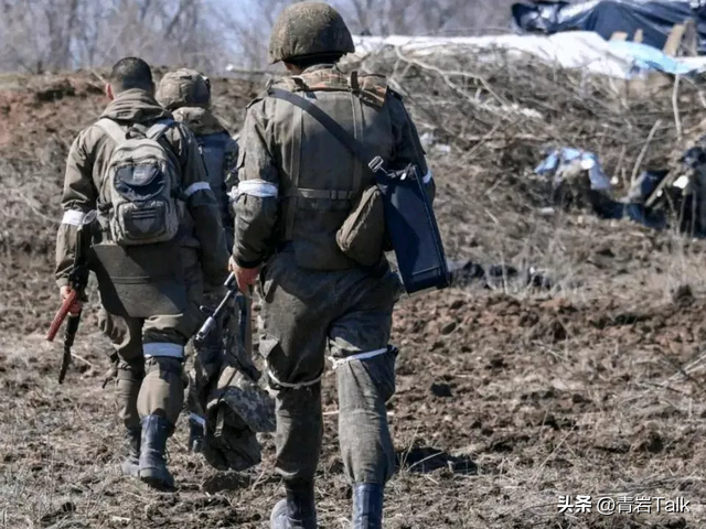 俄军三面合围红军城！5000乌军陷死地，特朗普送来更坏消息