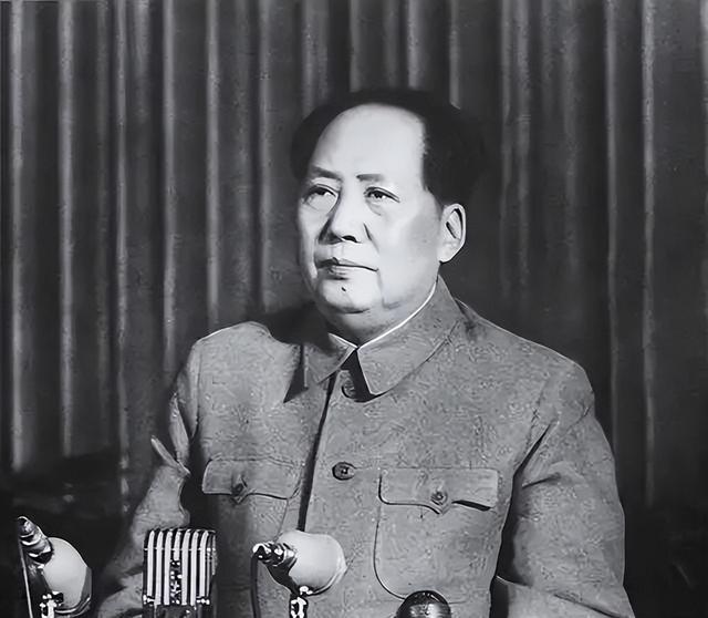 他是黄埔四期第一名，建国后婉拒上将军衔，毛主席：他不亚于我