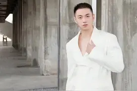不学无术的跳梁小丑，转眼成为人上人，到底是谁在为这些人买单啊图片