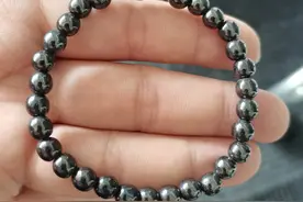 戴它能“包治百病”？黑胆石骗局的“智商税”！快转发给家人看！图片