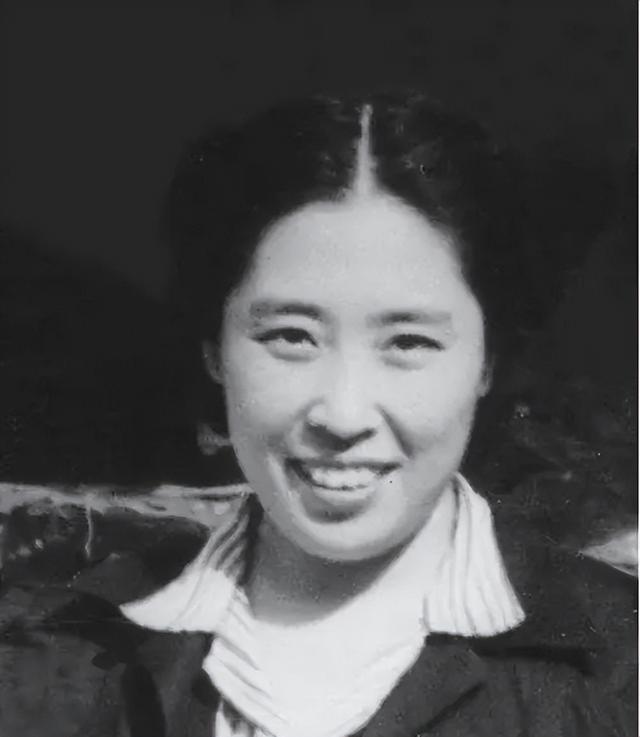 1984年，王光美来到河南和当县长的儿子刘源，留下一张珍贵的合影