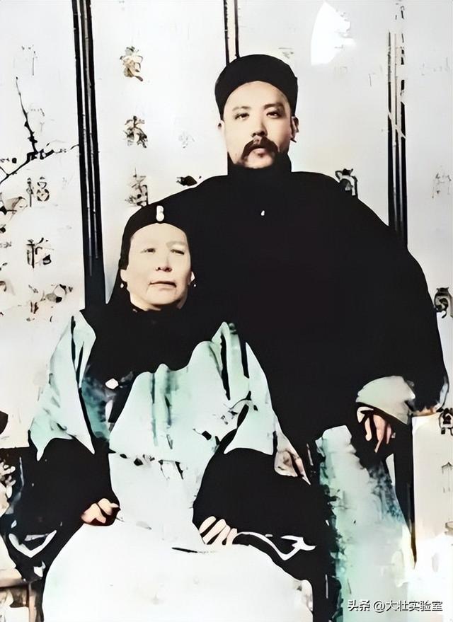 袁世凯的真实老照片：穿龙袍坐龙椅接受朝拜，姨太太确实漂亮！