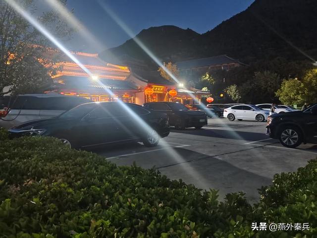华清宫外的夜色，是文旅的尴尬，居民的闲娱，游客的懵逼