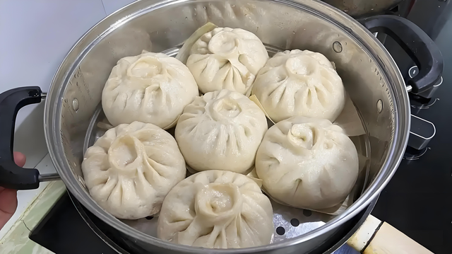 夏天用茄子做包子，实在太香了，教你调馅方法，皮软馅嫩，超好吃