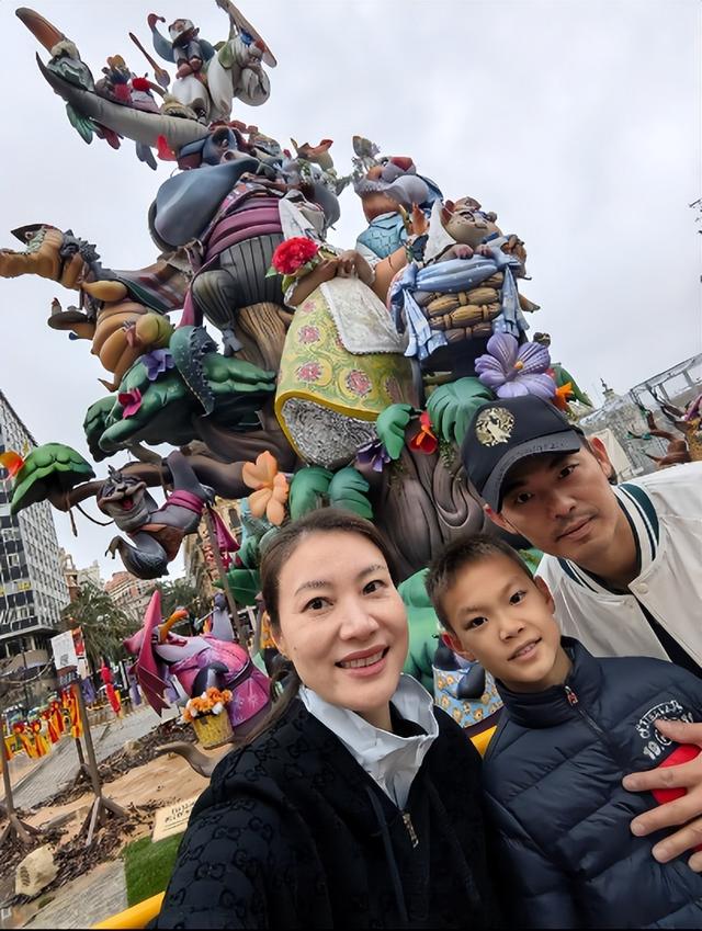44岁谢杏芳也没想到，因林丹败光的体面，如今被9岁儿子挣了回来