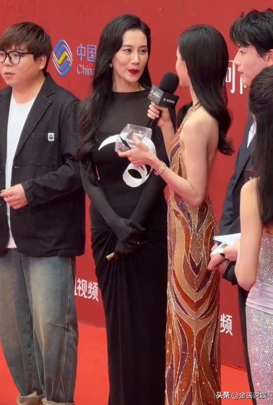 海南红毯好俗，毛晓彤挤出副乳，张萌深V不怕走光，宋茜胸骨凸出