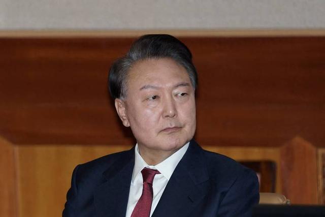 满头白发的尹锡悦，听到被判死刑通知，当场微笑后立即东张西望