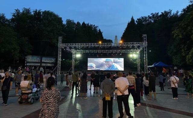 看文艺演出 赏光影魅力！文化惠民活动丰富市民夜生活