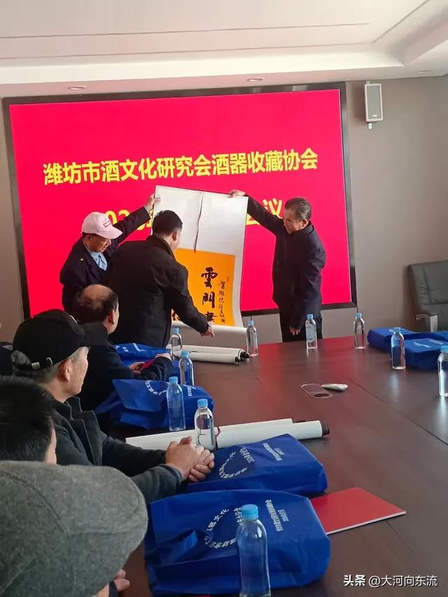 潍坊酒文化研究会酒器收藏协会2026年度工作会议在云门春酒业召开