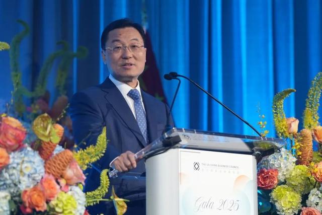特朗普终究没撑住，对华关税延长90天，还深夜喊话求中国拉美一把