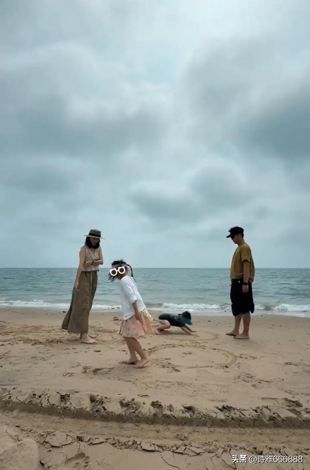 郑恺和苗苗暑假带儿女去阿那亚旅游，一家人幸福感都溢出屏幕了！
