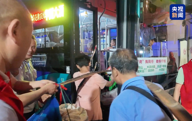 荷花市集火出圈！原来这些花是坐公交、地铁来的