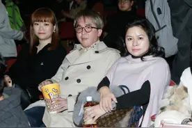 邓兆尊：手握持4.8亿，养3个女友不婚不育，四人相处和谐图片