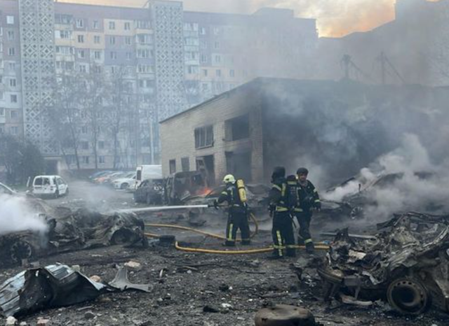 乌克兰全域遭空袭！476架无人机同步攻击，居民楼被炸致26死！