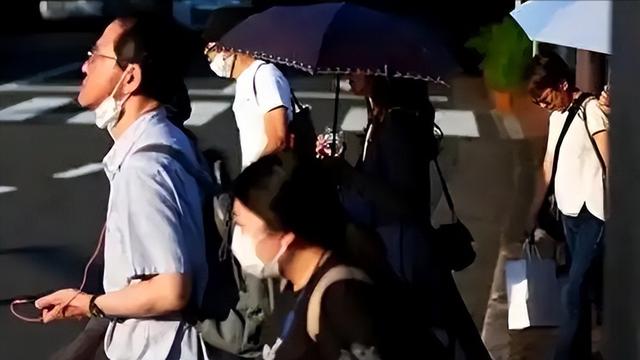 日本机场挤满了回国的人：有人提前结束行程，有人辞工返华