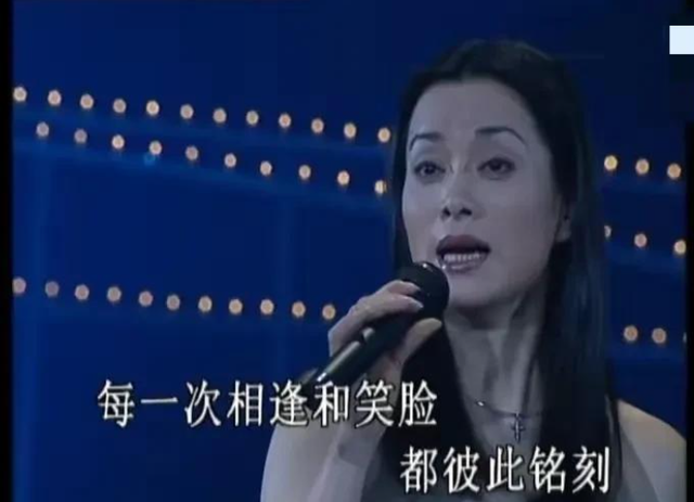 62岁毛阿敏与63岁董文华罕见同框！一个豪门守寡，一个风采依旧