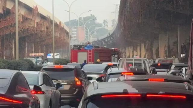 四川成都一轿车撞上高架桥桥墩后弹飞翻车，四轮朝天，车辆严重变形，医院称目前有一伤者仍在ICU