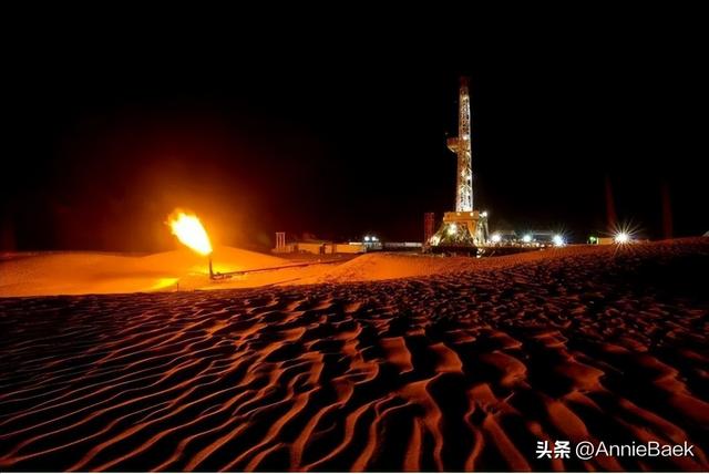 中国最大沙漠中唯一的城市，生活着2万人，周边300公里被黄沙覆盖