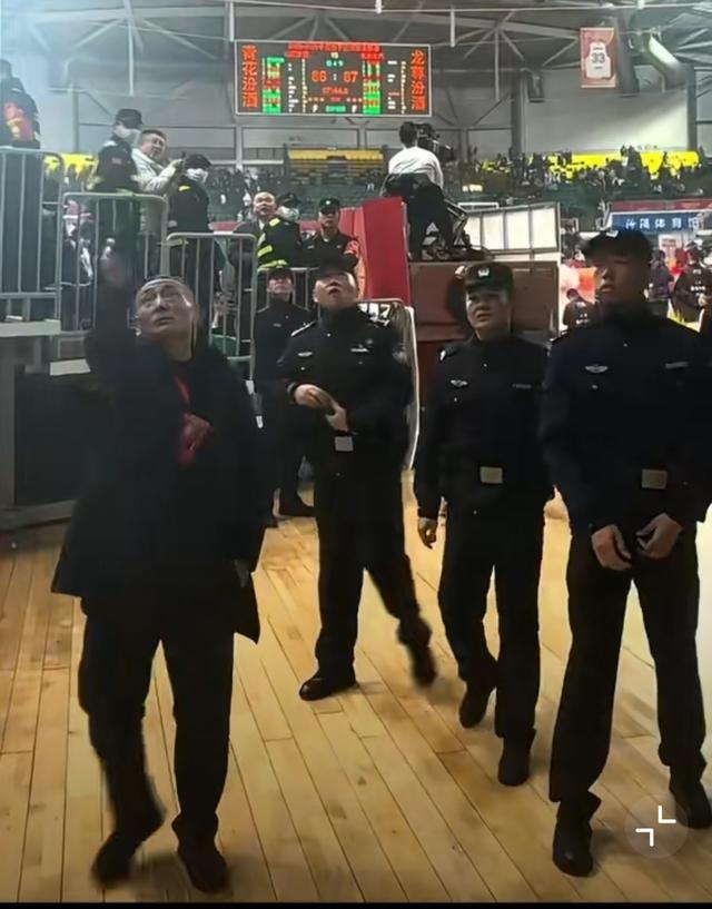 输球又输人！残阵北京复仇山西 CBA刺头连续3场吃T 球迷吐口水丢人
