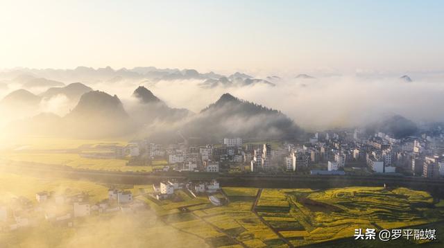 罗平：油菜花盛开 农文旅融合促振兴
