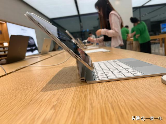 iPhone 17 Pro Max与AirPods Pro 3来袭，博主表示必买