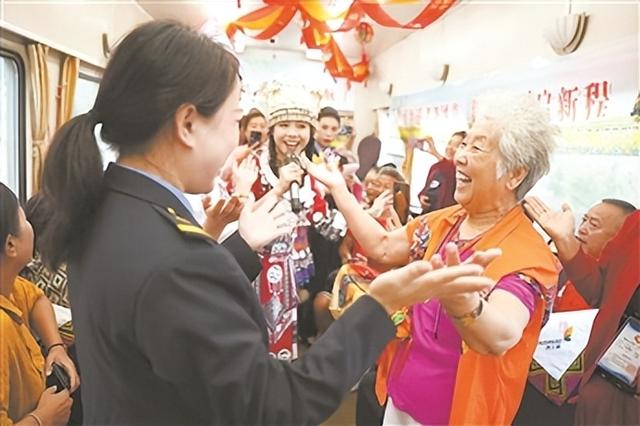 “秋色旅游攻略”挑战赛有精美奖品，你愿意参加吗？