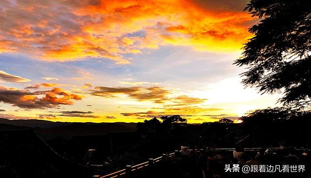 《西双版纳 澜沧行》景迈山翁基古寨晚照：布朗山与夕阳共醉