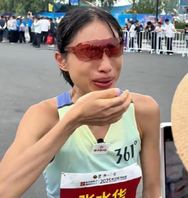 底裤被扒光！女护士夺冠，几乎每个月都在参赛，评论区被骂关闭