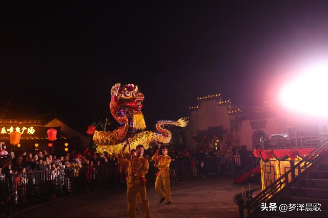 湖北：祥云湾庆典燃爆文旅圈 三喜临门夜 千人天灯点亮浪漫星河‌