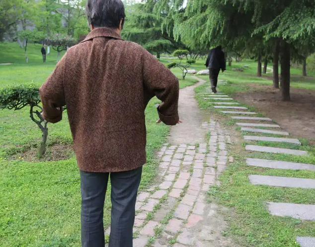 医生：走路是最好的运动！你天天走却没效果！因为你没做到这4点