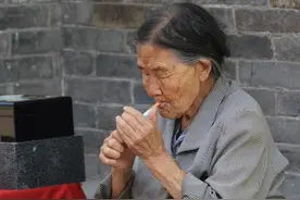 85年我非要嫁美男子，被疯婆婆逼着生孙子，丈夫去世后竟收获姻缘图片