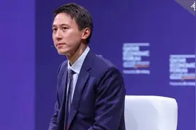 周受资同框迪拜王子，穿西装帅出新高度！为啥是“打工人天花板”图片