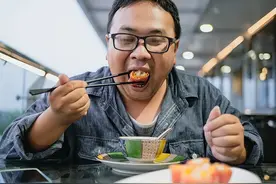 回顾：45岁男子为控制血糖，每天坚持走8000步，半年后复查咋样了图片