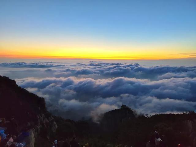 泰山日出云海：山巅的一场盛大晨光宴