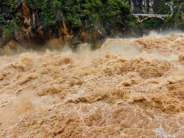 来丽江虎跳峡！看江心巨石迎惊涛，在雄奇山水间解锁心灵震撼