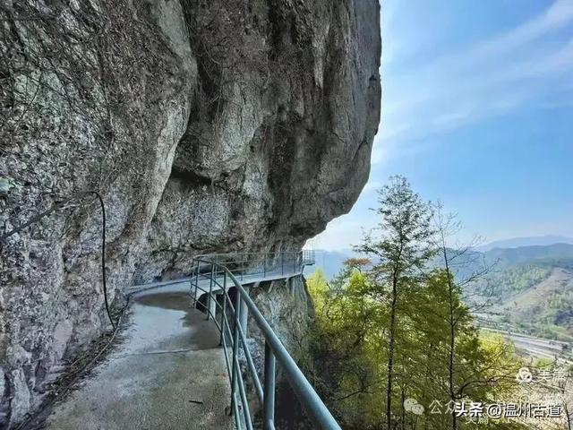 藏于浙江5A景区内有一处“十里铁甲龙”，洞穴众多形态奇特