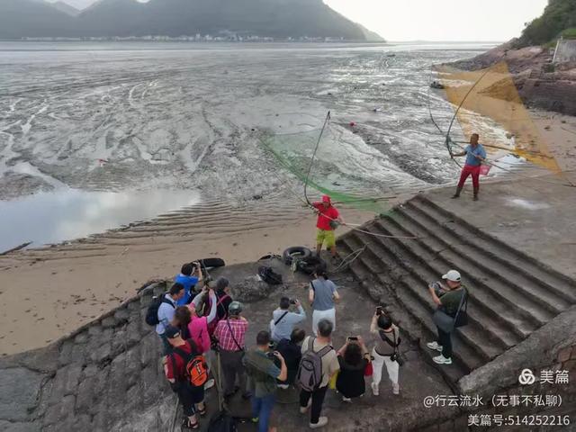 彩色旅图｜光影里的霞浦：捕捉退潮日出的瞬间，沙滩带着酒窝微笑