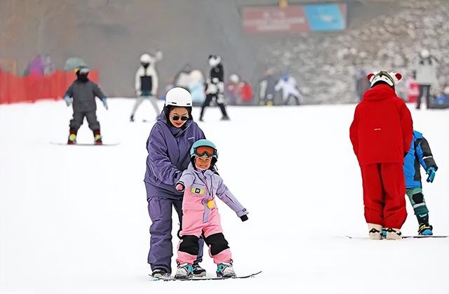 内蒙古扎兰屯：冰雪嘉年华冬季旅游热