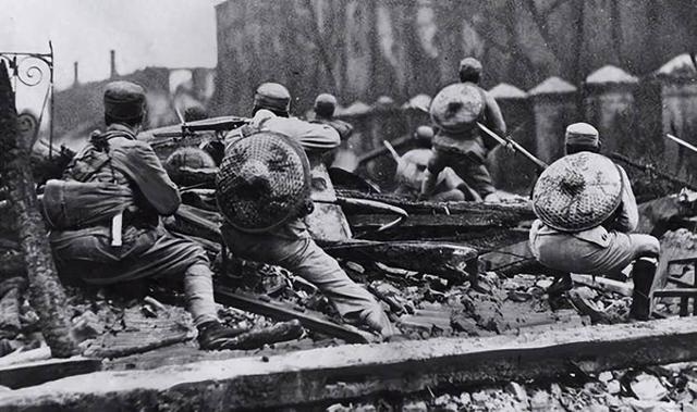 老蒋临死都想不到，最大的卧底不是吴石，而是天天陪他开会的他!