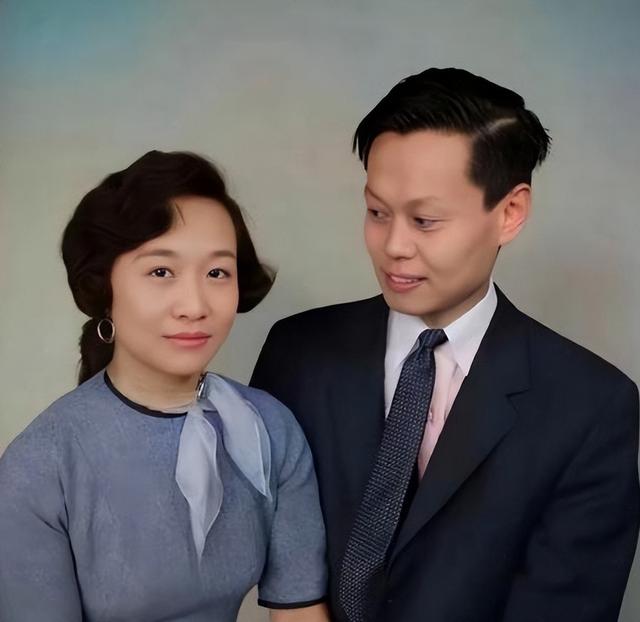 2021年，99岁杨振宁与72岁岳母罕见出镜	，头发黑了，翁帆有些发福