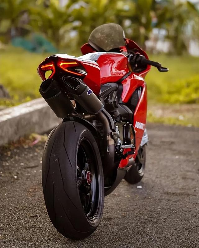 从加州海岸到纽约展馆，杜卡迪不只是摩托，是设计狠角色