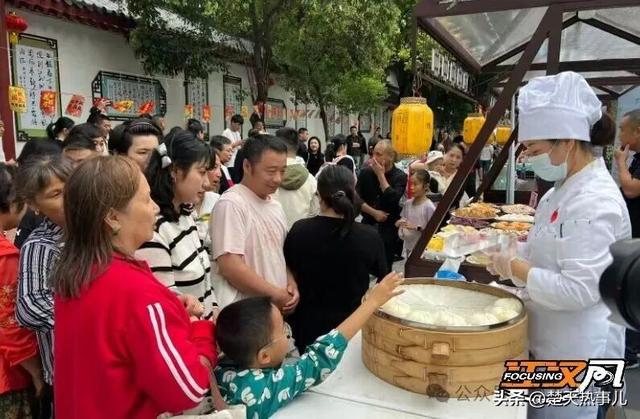 千年古城，一天24万人涌入，门都给挤爆了！