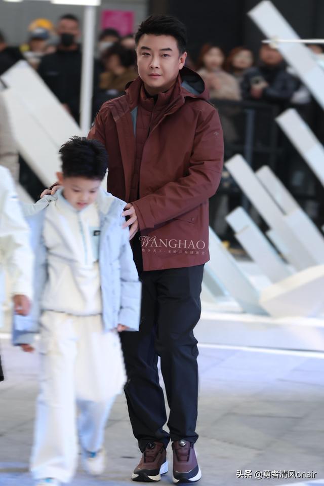 王皓妻子晒北京活动照, 两儿子一个像爸一个像妈, 王皓不上班好年轻